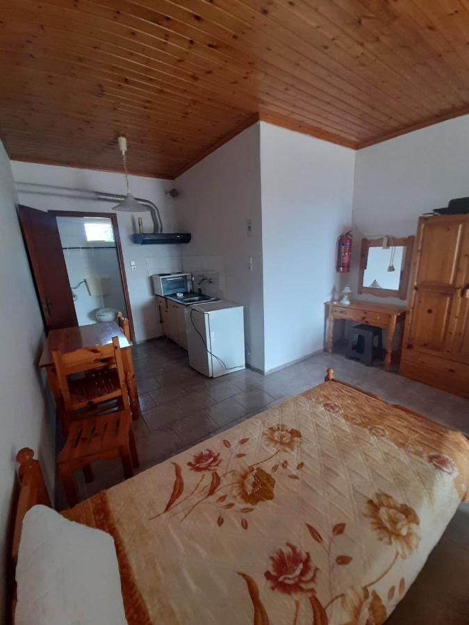 Christina Sunny Rooms Loútsa Dış mekan fotoğraf