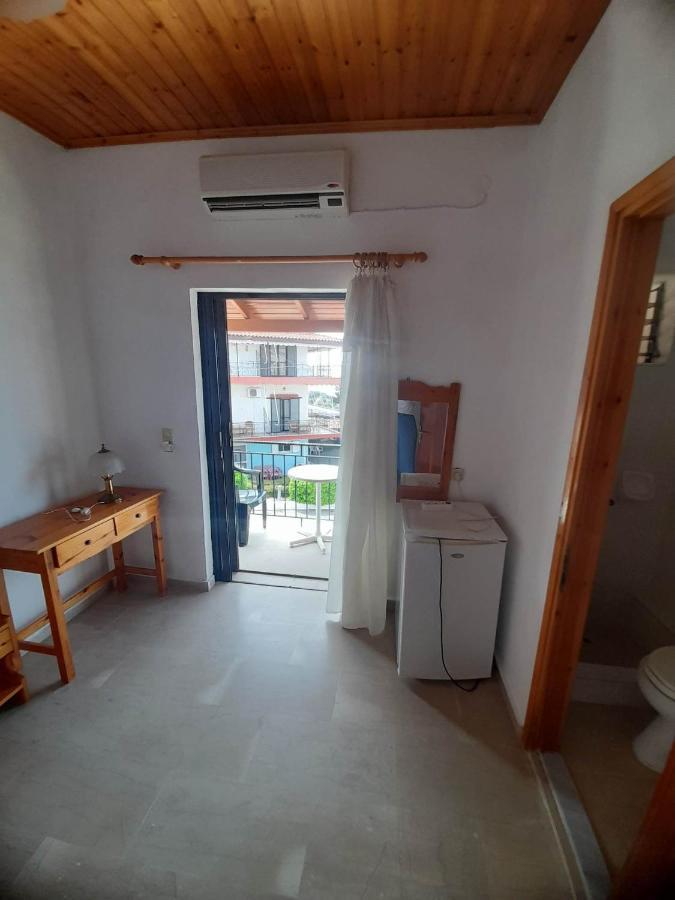 Christina Sunny Rooms Loútsa Dış mekan fotoğraf