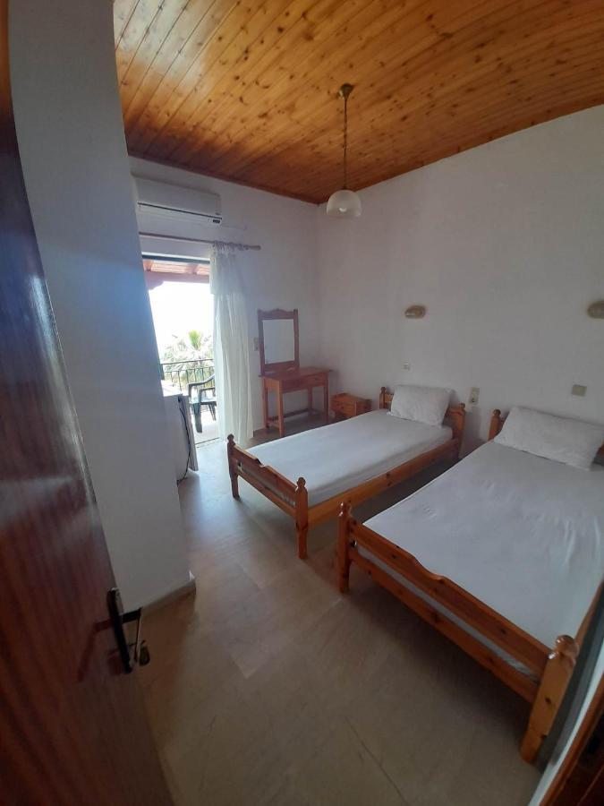 Christina Sunny Rooms Loútsa Dış mekan fotoğraf