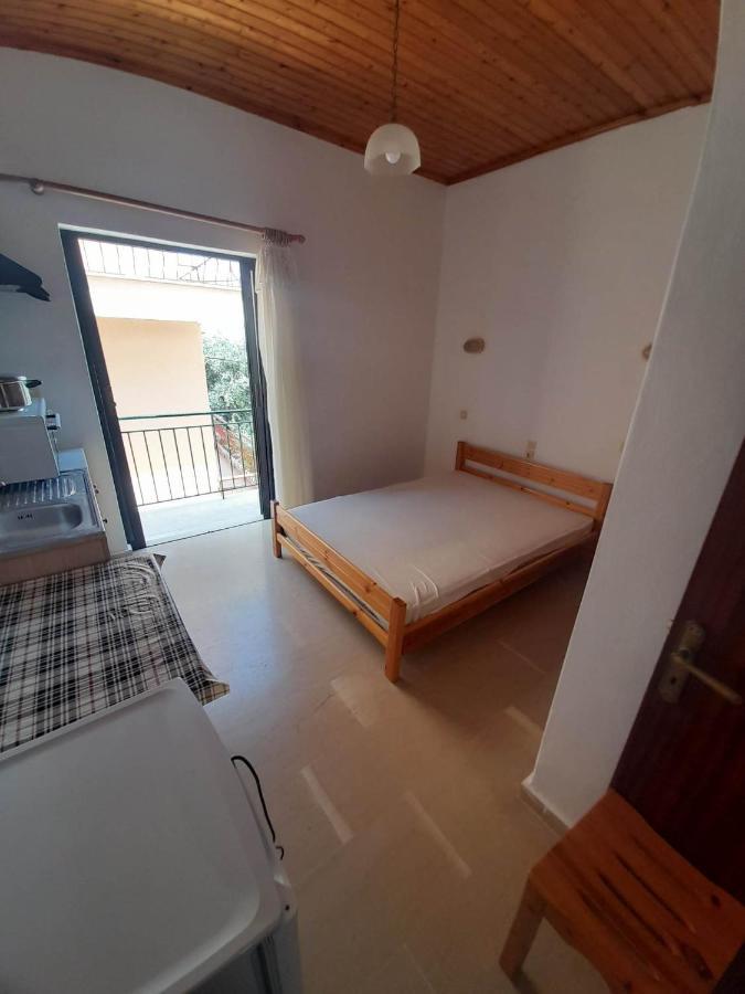 Christina Sunny Rooms Loútsa Dış mekan fotoğraf
