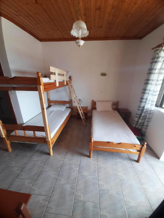 Christina Sunny Rooms Loútsa Dış mekan fotoğraf