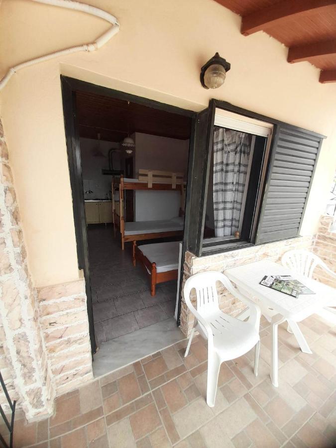 Christina Sunny Rooms Loútsa Dış mekan fotoğraf